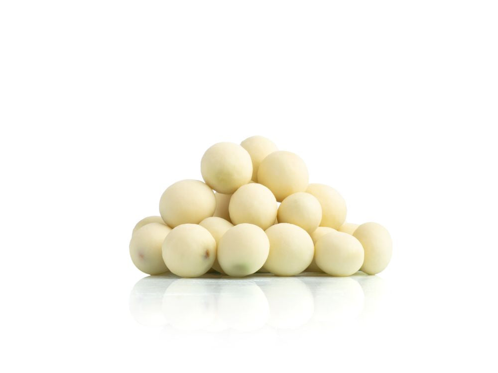 chicchi di pistacchio ricoperti di cioccolato bianco