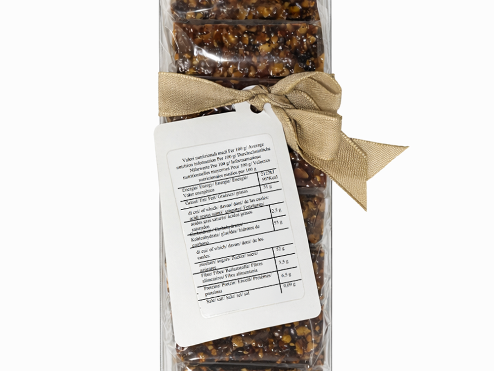 morceaux de croquants aux noisettes en boîte