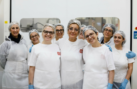 La_famiglia_Pisti_ed_il_Team_che_sorride_mentre_lavora_il_pistacchio_di_Bronte