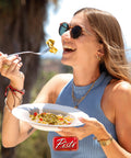 Ragazza che mangia la Pasta al Pesto di Pistacchio Pistì